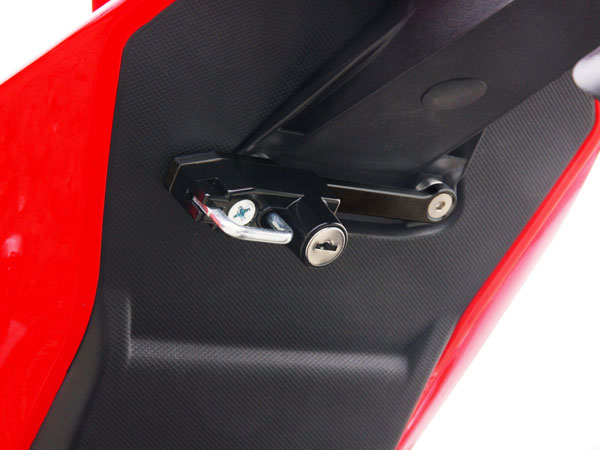 thumbnail image 2 of Heavy Duty Locking Fuel Cap With 2 Keys For Aprilia RS4 50 & RS4 125 2 of 4